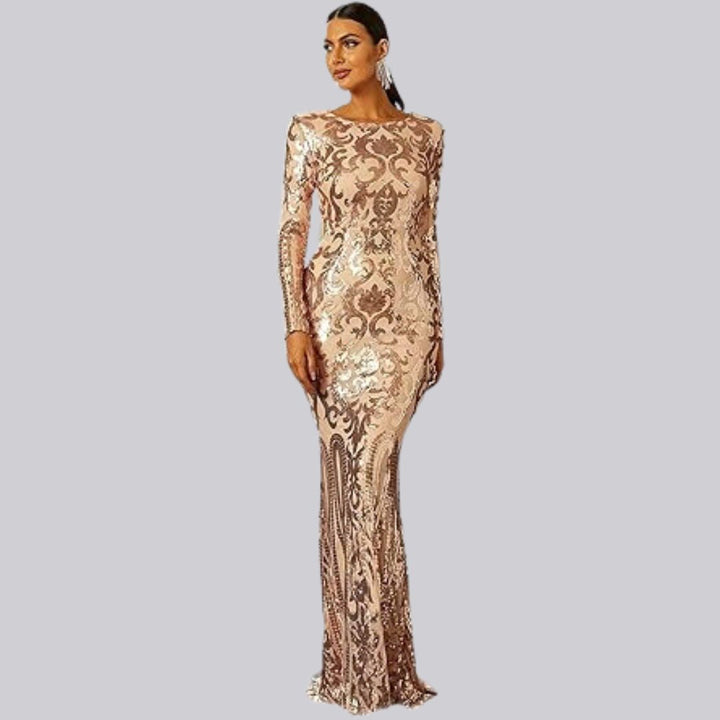  Das Model trägt ein golden glamouröses Abendkleid mit Pailletten und Spitze sowie langen Ärmeln auf der Vorderansicht