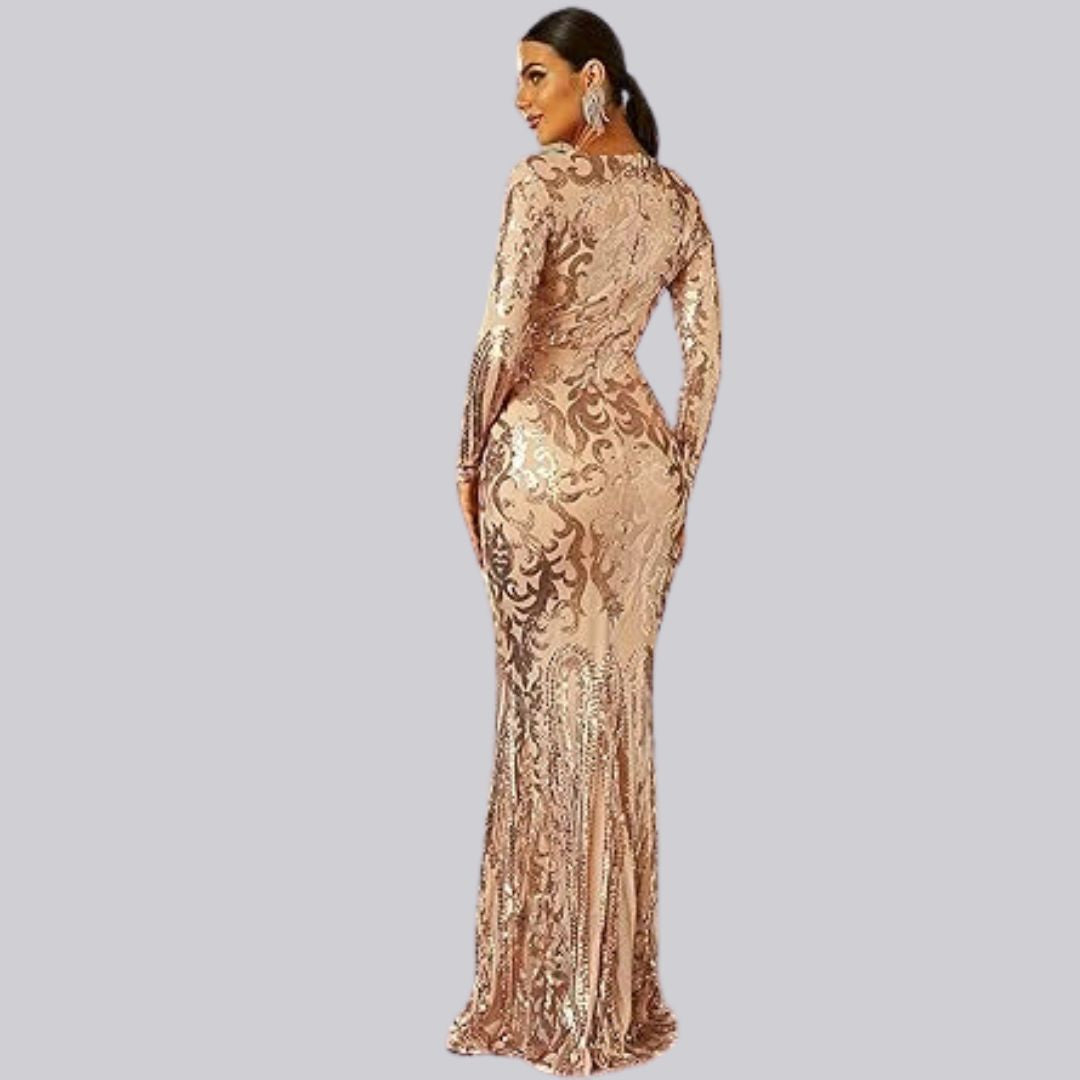  Das Model trägt ein golden glamouröses Abendkleid mit Pailletten und Spitze sowie langen Ärmeln auf der rückansicht