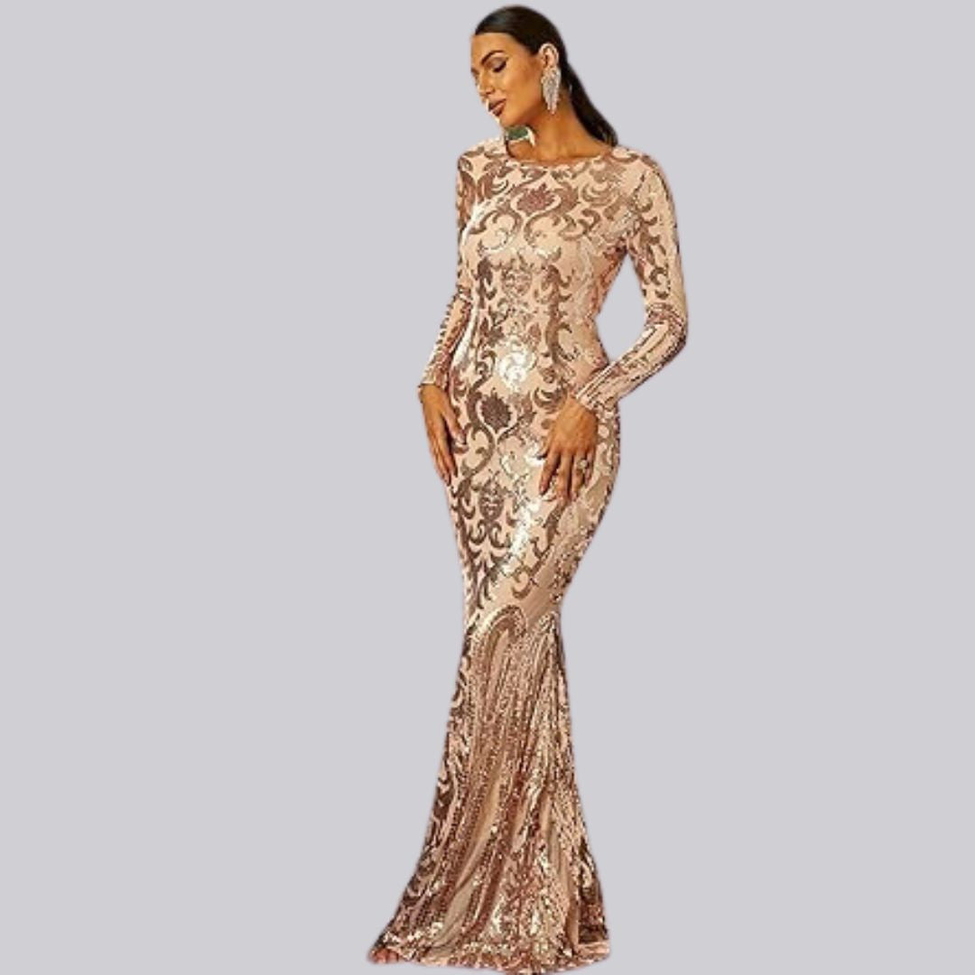  Das Model trägt ein golden glamouröses Abendkleid mit Pailletten und Spitze sowie langen Ärmeln auf der Vorderansicht